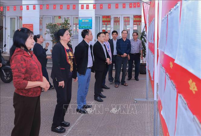 Lãnh đạo phường Việt Hưng kiểm tra công tác chuẩn bị tại khu vực bỏ phiếu số 22, bảo đảm sẵn sàng cho ngày bầu cử. Ảnh: Phan Phương – TTXVN