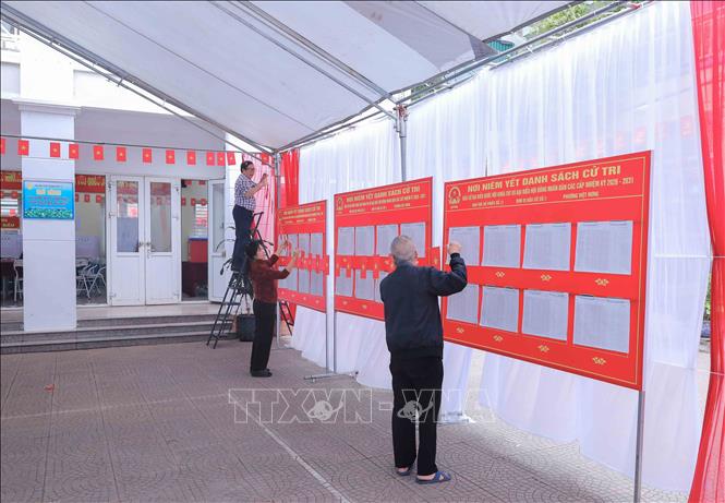 Phường Việt Hưng, thành phố Hà Nội khẩn trương hoàn tất công tác chuẩn bị tại các khu vực bỏ phiếu, bảo đảm an ninh, an toàn. Ảnh: Phan Phương – TTXVN