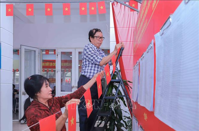 Phường Việt Hưng, thành phố Hà Nội khẩn trương hoàn tất công tác chuẩn bị tại các khu vực bỏ phiếu, bảo đảm an ninh, an toàn. Ảnh: Phan Phương – TTXVN