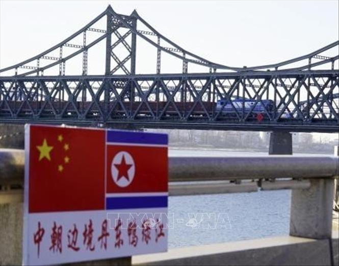 Tàu chở hàng từ Triều Tiên di chuyển hướng tới thành phố Đan Đông (Trung Quốc) ngày 21/12/2025. Ảnh: Kyodo/TTXVN