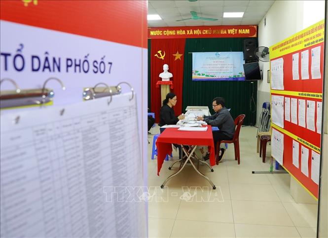 Kiểm tra, rà soát thẻ cử tri Khu vực bỏ phiếu số 3, phường Hai Bà Trưng, thành phố Hà Nội. Ảnh: Khánh Hoà - TTXVN