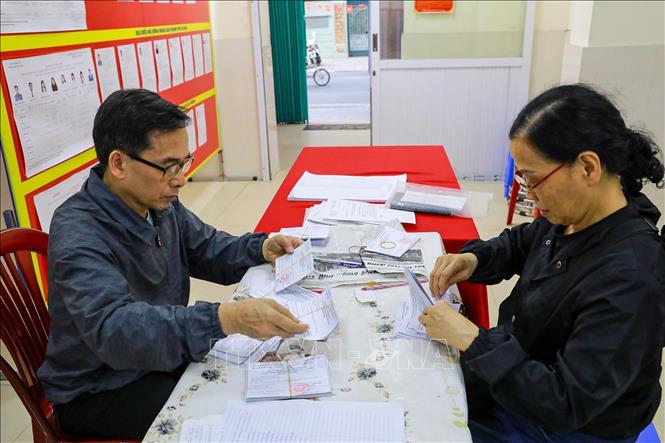 Kiểm tra, rà soát thẻ cử tri Khu vực bỏ phiếu số 3, phường Hai Bà Trưng, thành phố Hà Nội. Ảnh: Khánh Hoà - TTXVN