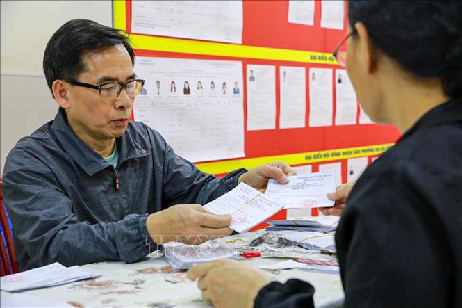 Kiểm tra, rà soát thẻ cử tri Khu vực bỏ phiếu số 3, phường Hai Bà Trưng, thành phố Hà Nội. Ảnh: Khánh Hoà - TTXVN