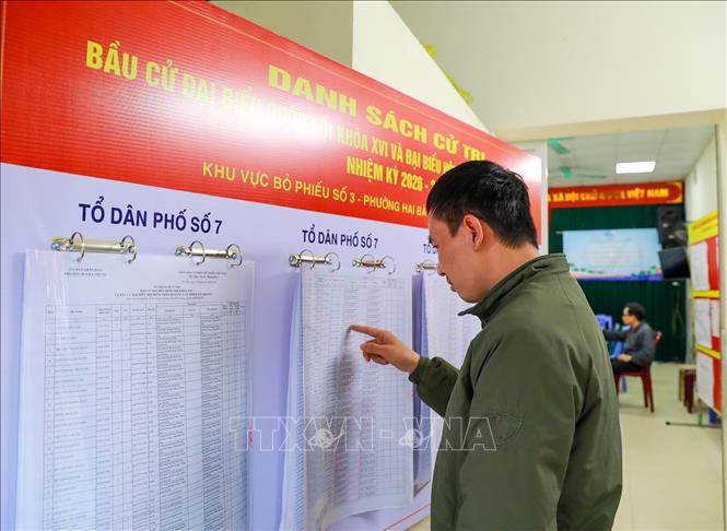 Cử tri tìm thông tin cá nhân tại danh sách cử tri Tổ dân phố số 7 - Khu vực bỏ phiếu số 3, phường Hai Bà Trưng, thành phố Hà Nội. Ảnh: Khánh Hoà - TTXVN