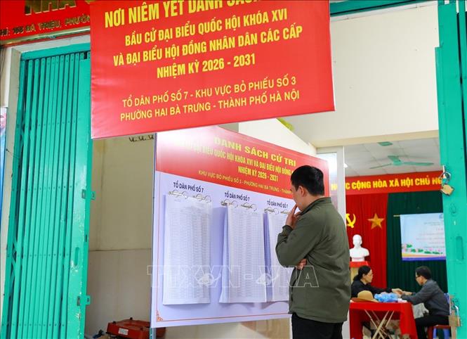Nơi niêm yết danh sách cử tri Tổ dân phố số 7 - Khu vực bỏ phiếu số 3, phường Hai Bà Trưng, thành phố Hà Nội. Ảnh: Khánh Hoà - TTXVN