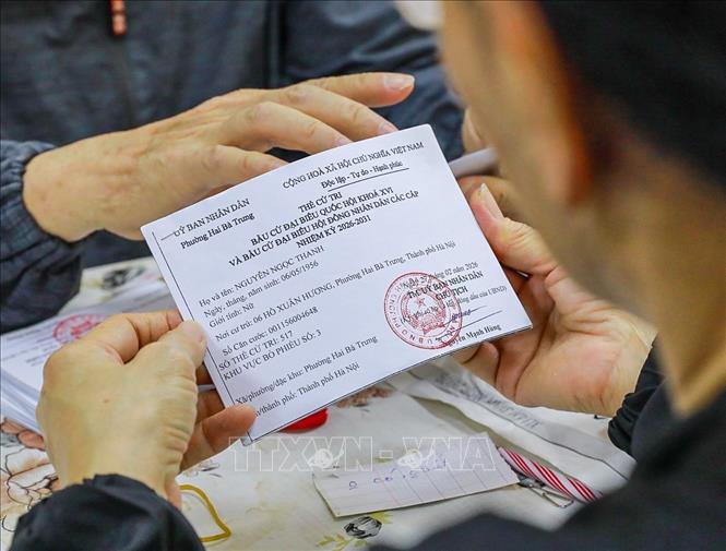 Kiểm tra, rà soát thẻ cử tri Khu vực bỏ phiếu số 3, phường Hai Bà Trưng, thành phố Hà Nội. Ảnh: Khánh Hoà - TTXVN