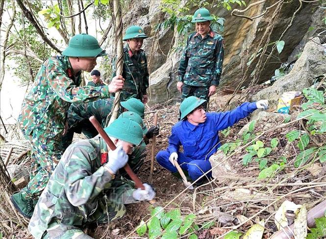 Bộ hài cốt liệt sĩ được cất bốc nằm ở độ sâu từ 0,8 - 1m, được bọc trong tấm tăng và vải dù. Ảnh: TTXVN phát