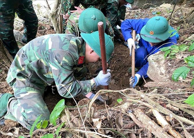 Đội Quy tập hài cốt liệt sĩ, Đoàn Kinh tế - Quốc phòng 337 cất bốc bộ hài cốt liệt sĩ ở khu vực cửa hang đá thuộc núi Cỏ Chuối, thôn Cù Bai, xã Hướng Lập, tỉnh Quảng Trị. Ảnh: TTXVN phát