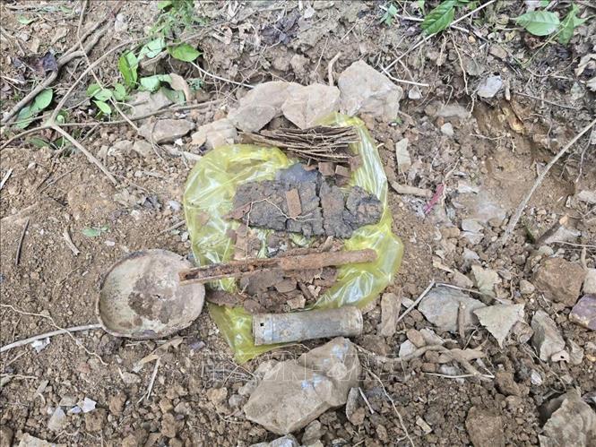 Các di vật tìm thấy cùng với hài cốt liệt sĩ. Ảnh: TTXVN phát