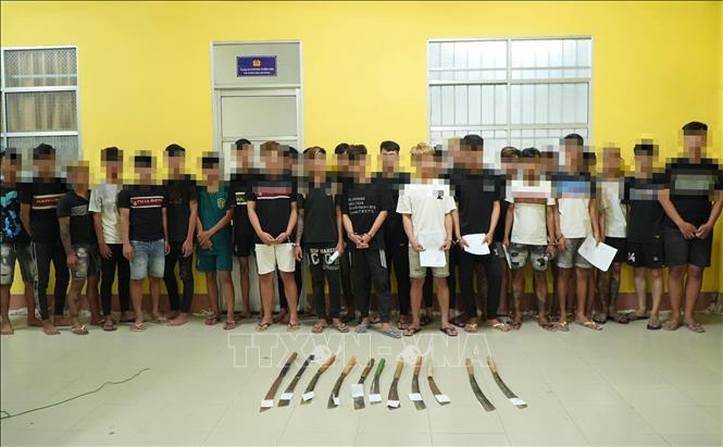 Nhóm đối tượng dùng hung khí giải quyết mâu thuẫn ở phường Phú Lợi tại cơ quan Công an. Ảnh: TTXVN phát