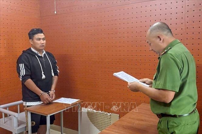 Đối tượng Nguyễn Đỗ Nhật Quang (sinh năm 1995, trú tại tỉnh An Giang, nghi phạm gây ra vụ cướp tài sản tại phường Vị Tân) tại cơ quan Công an. Ảnh: TTXVN phát