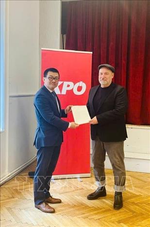 Đại sứ Vũ Lê Thái Hoàng đã gặp và trao Thư cảm ơn của Ban Chấp hành Trung ương Đảng Cộng sản Việt Nam tới tay đồng chí Günther Hopfgartner, Chủ tịch KPÖ. Ảnh: TTXVN phát