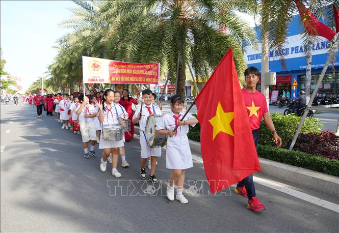 Thầy cô giáo và học sinh trên địa bàn phường Phan Rang (Khánh Hòa) tham gia diễu hành tuyên truyền về cuộc bầu cử đại biểu Quốc hội khóa XVI và đại biểu Hội đồng nhân dân các cấp nhiệm kỳ 2026–2031. Ảnh: Nguyễn Thành - TTXVN