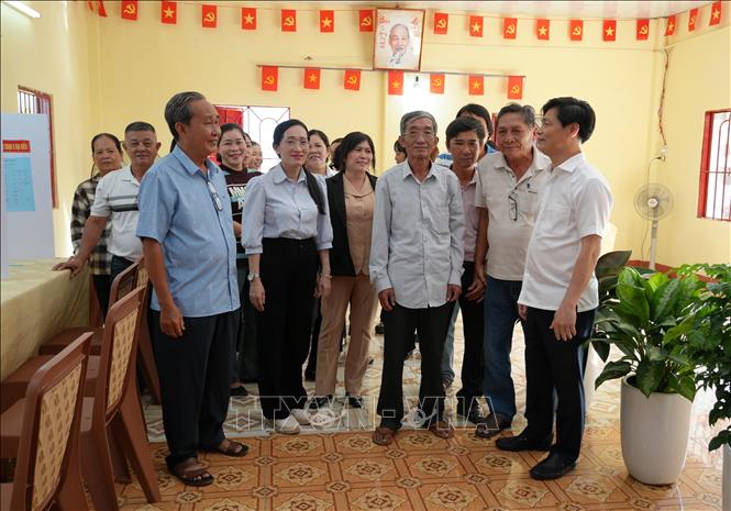 Lãnh đạo UBND phường Phan Rang (Khánh Hòa) kiểm tra công tác chuẩn bị bầu cử tại một khu vực bỏ phiếu trên địa bàn phường. Ảnh: Nguyễn Thành - TTXVN