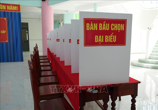 Bàn phục vụ cử tri thực hiện việc bầu chọn đại biểu được bố trí ngăn nắp tại khu vực bỏ phiếu số 11, phường Phan Rang (Khánh Hòa). Ảnh: Nguyễn Thành – TTXVN