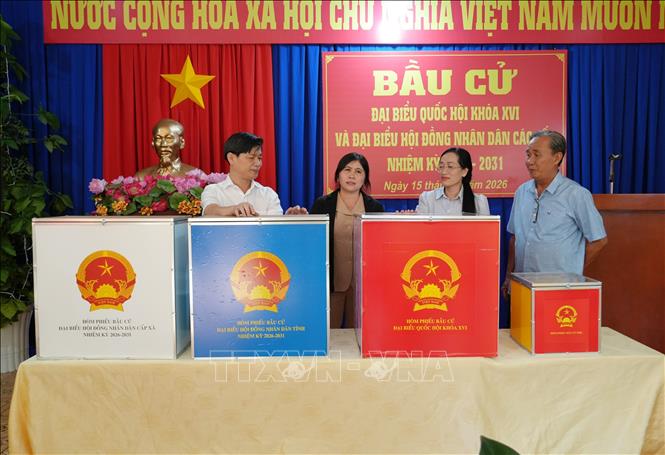 Lãnh đạo UBND phường Phan Rang (Khánh Hòa) kiểm tra công tác chuẩn bị bầu cử tại một khu vực bỏ phiếu trên địa bàn phường. Ảnh: Nguyễn Thành – TTXVN