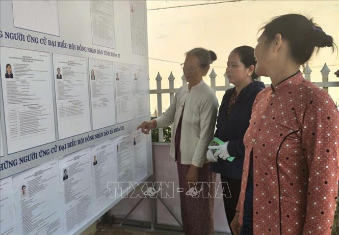 Giáo dân họ đạo Bến Tàu (xã Vĩnh Lộc) nghiên cứu danh sách ứng cử viên. Ảnh: Tuấn Phi - TTXVN