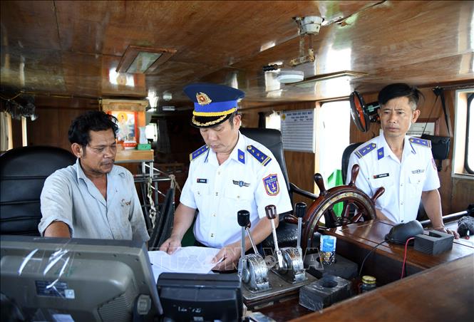 Kiểm tra giấy tờ trên tàu BV 96968 TS. Ảnh: TTXVN phát 