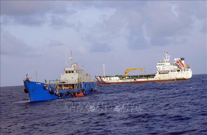 Lực lượng cảnh sát biển tiếp cận tàu BV 96968 TS. Ảnh: TTXVN phát 