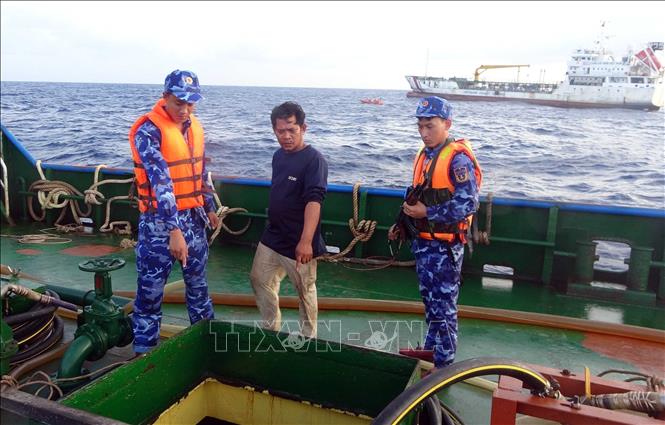 Kiểm tra hàng hóa trên tàu BV 96968 TS. Ảnh: TTXVN phát 