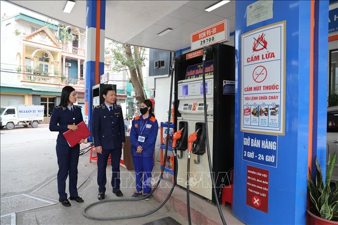 Cán bộ Đội Quản lý thị trường số 1, Chi cục QLTT Thanh Hóa tăng cường kiểm tra, giám sát hoạt động bán hàng, kịp thời ngăn chặn tình trạng găm hàng, đầu cơ khi giá xăng biến động. Ảnh: Khiếu Tư - TTXVN