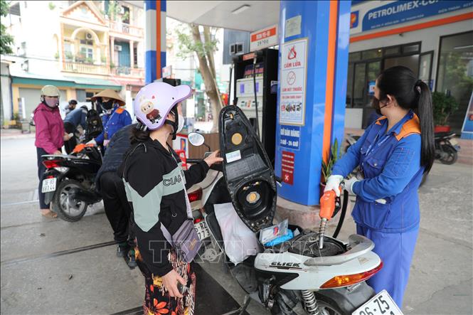 Người dân đến mua xăng tại các cửa hàng kinh doanh xăng dầu trên địa bàn tỉnh những ngày qua tăng cao.  Ảnh: Khiếu Tư - TTXVN