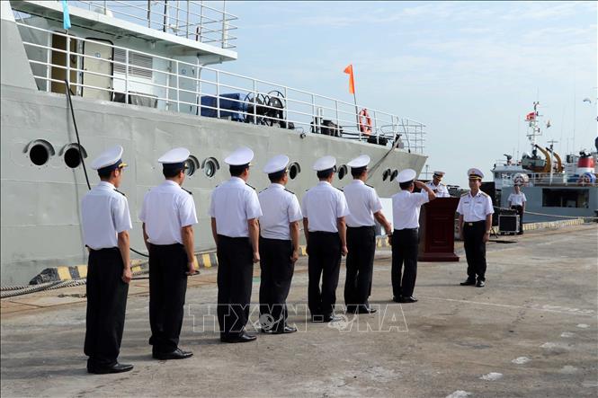 Tổ bầu cử sớm trên biển đi trên tàu Trường Sa 04 báo cáo hoàn thành nhiệm vụ với Thủ trưởng Vùng 2 Hải quân. Ảnh: Đoàn Mạnh Dương-TTXVN