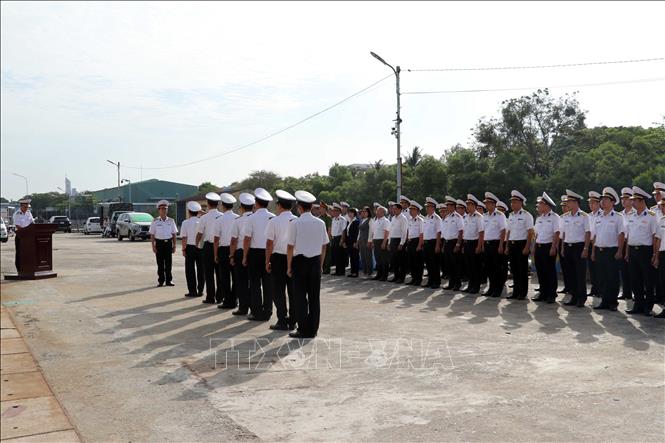 Tổ bầu cử sớm trên biển đi trên tàu Trường Sa 04 báo cáo hoàn thành nhiệm vụ với Thủ trưởng Vùng 2 Hải quân. Ảnh: Đoàn Mạnh Dương-TTXVN