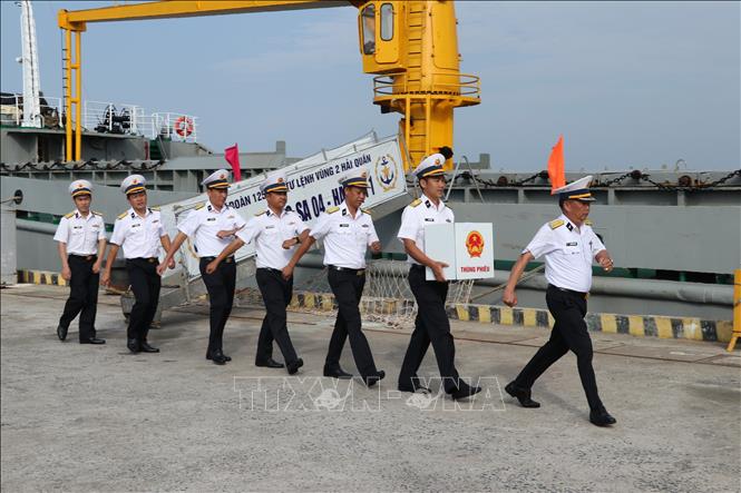 Tổ bầu cử sớm trên biển đi trên tàu Trường Sa 04 đưa hòm phiếu về tới đất liền. Ảnh: Đoàn Mạnh Dương-TTXVN