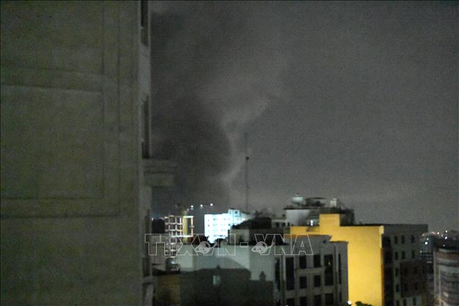 Khói bốc lên sau các cuộc không kích tại Tehran, Iran ngày 10/3/2026. Ảnh: THX/TTXVN