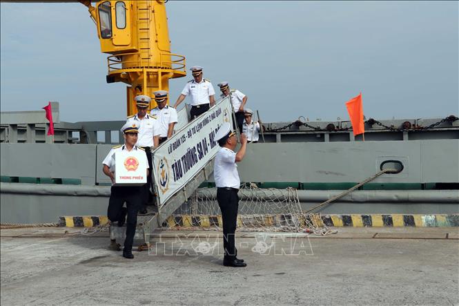 Tổ bầu cử sớm trên biển đi trên tàu Trường Sa 04 đưa hòm phiếu về tới đất liền. Ảnh: Đoàn Mạnh Dương-TTXVN