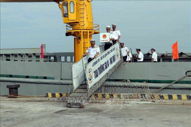 Tổ bầu cử sớm trên biển đi trên tàu Trường Sa 04 đưa hòm phiếu về tới đất liền. Ảnh: Đoàn Mạnh Dương-TTXVN