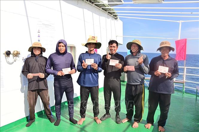 Ngư dân tàu cá QNg 96435 TS vui mừng được bầu cử sớm trên biển. Ảnh: TTXVN phát 