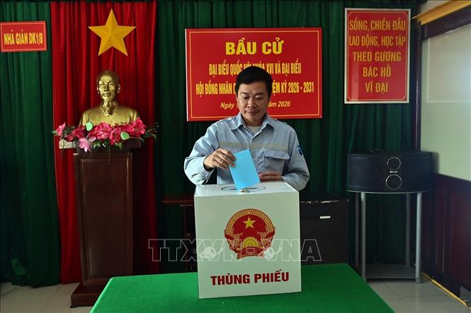 Cán bộ, nhân viên trạm hải đăng trên Nhà giàn bỏ phiếu bầu cử trên biên. Ảnh: TTXVN phát 