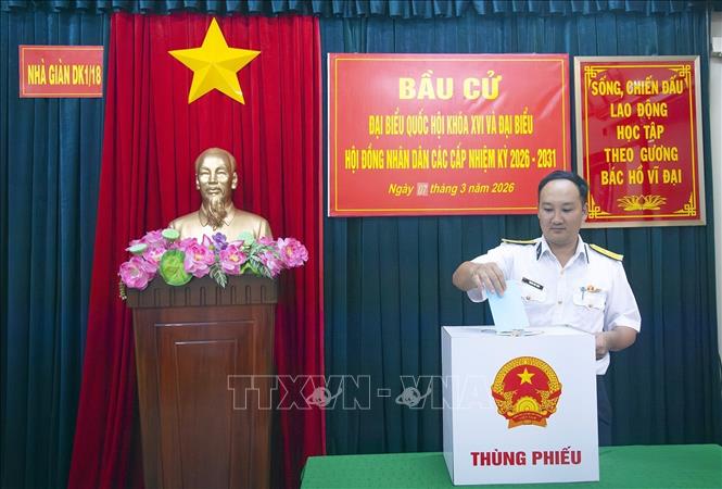 Cử tri Nhà giàn DK1/18 thực hiện quyền công dân, bỏ phiếu bầu cử trên biển. Ảnh: TTXVN phát 