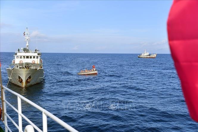 Tàu của tổ bầu cử tiếp cận tàu trực trên biển để tổ chức cho cử tri trên tàu bỏ phiếu bầu. Ảnh: TTXVN phát 