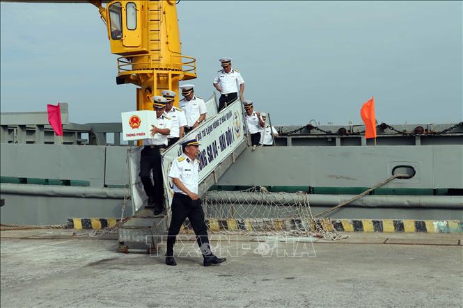 Tổ bầu cử sớm trên biển đi trên tàu Trường Sa 04 đưa hòm phiếu về tới đất liền. Ảnh: Đoàn Mạnh Dương-TTXVN