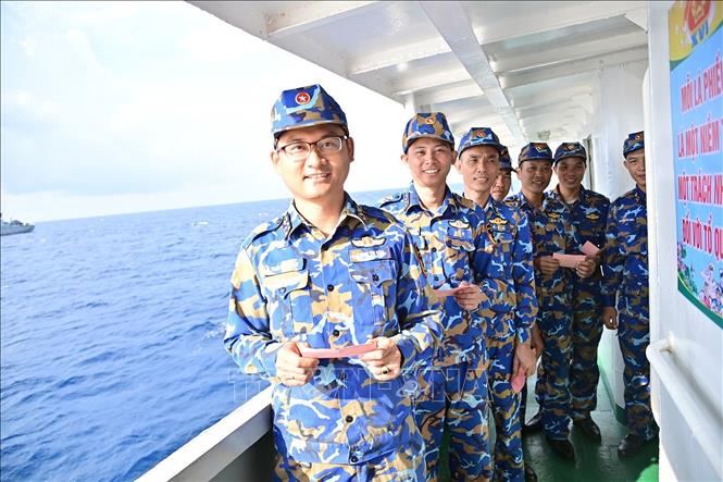 Cán bộ, chiến sĩ tàu Trường Sa 02 đang trực trên biển hoàn thành bầu cử sớm trên biển. Ảnh: TTXVN phát 
