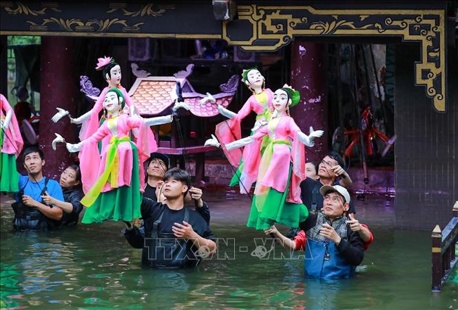 Dấu mốc 70 năm ghi nhận chặng đường bền bỉ của nhiều thế hệ nghệ sĩ nhà hát trong việc gìn giữ và phát huy nghệ thuật múa rối truyền thống. Đồng thời, đây cũng là minh chứng cho những nỗ lực không ngừng trong việc lan tỏa giá trị văn hóa dân tộc tới công chúng trong nước và bạn bè quốc tế, góp phần hiện thực hóa tinh thần của Nghị quyết 80-NQ/TW về phát triển văn hóa Việt Nam. Ảnh: Khánh Hoà - TTXVN