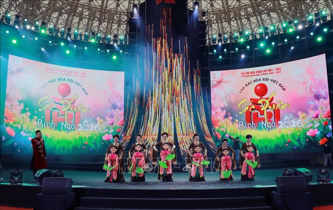 Các nghệ sĩ Nhà hát Múa rối Việt Nam biểu diễn các tiết mục đặc sắc mang đậm dấu ấn truyền thống tại Hội chợ mùa Xuân 2026. Ảnh: Khánh Hoà - TTXVN