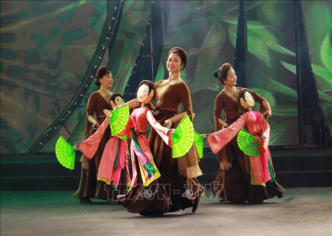 Các nghệ sĩ Nhà hát Múa rối Việt Nam biểu diễn các tiết mục đặc sắc mang đậm dấu ấn truyền thống tại Hội chợ mùa Xuân 2026. Ảnh: Khánh Hoà - TTXVN