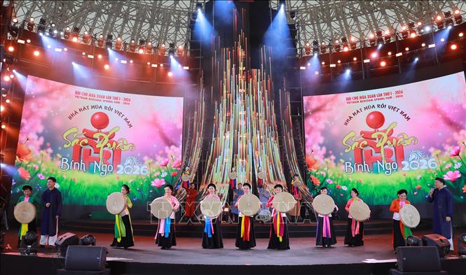 Các nghệ sĩ Nhà hát Múa rối Việt Nam biểu diễn các tiết mục đặc sắc mang đậm dấu ấn truyền thống tại Hội chợ mùa Xuân 2026. Ảnh: Khánh Hoà - TTXVN