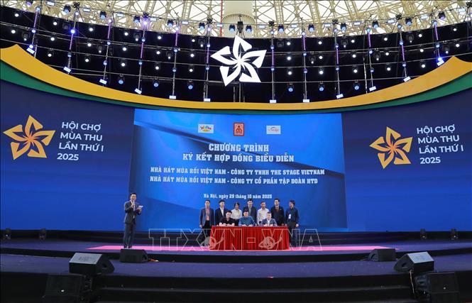 Lễ ký kết hợp tác giữa Nhà hát múa rối Việt Nam với các đơn vị về việc góp phần thúc đẩy phát triển các ngành công nghiệp văn hoá Việt Nam đến năm 2030, tầm nhìn đến 2045 (Hội chợ mùa Thu lần thứ nhất 2025). Ảnh: Khánh Hoà - TTXVN