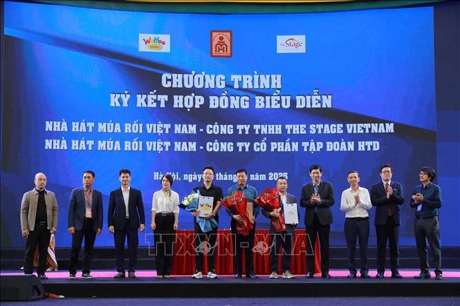 Lễ ký kết hợp tác giữa Nhà hát múa rối Việt Nam với các đơn vị về việc góp phần thúc đẩy phát triển các ngành công nghiệp văn hoá Việt Nam đến năm 2030, tầm nhìn đến 2045 (Hội chợ mùa Thu lần thứ nhất 2025). Ảnh: Khánh Hoà - TTXVN