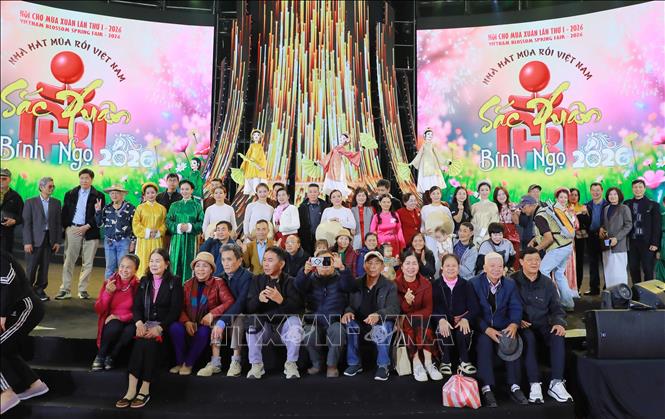 Người dân thích thú chụp ảnh cùng các nghệ sĩ Nhà hát múa rối Việt Nam tại Hội chợ mùa Xuân 2026 (ngày 4/2/1026). Ảnh: Khánh Hoà - TTXVN