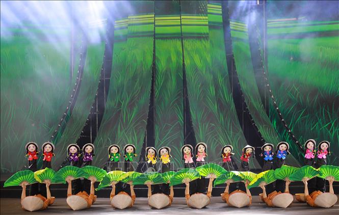 Các nghệ sĩ Nhà hát Múa rối Việt Nam biểu diễn các tiết mục đặc sắc mang đậm dấu ấn truyền thống tại Hội chợ mùa Xuân 2026. Ảnh: Khánh Hoà - TTXVN