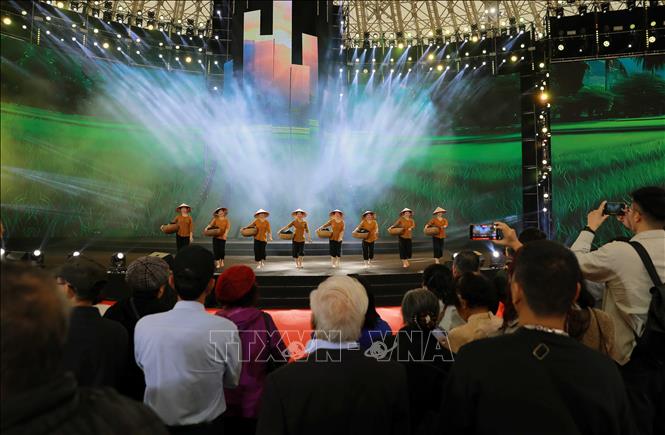 Các nghệ sĩ Nhà hát Múa rối Việt Nam biểu diễn các tiết mục đặc sắc mang đậm dấu ấn truyền thống tại Hội chợ mùa Xuân 2026. Ảnh: Khánh Hoà - TTXVN