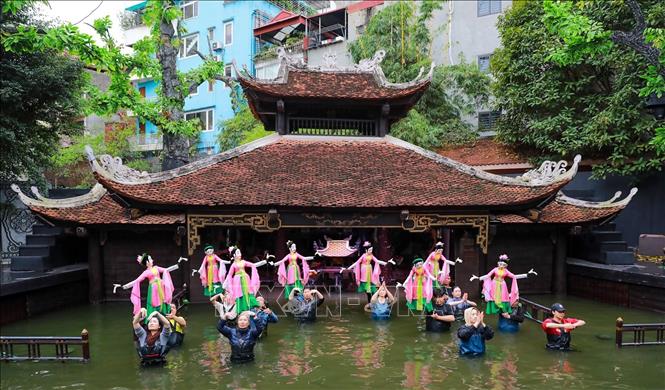 Nhà hát múa rối Việt Nam đã có nhiều đổi mới sáng tạo trong việc kết hợp múa rối cạn biểu diễn tại múa rối nước mang lại những tiết mục nghệ thuật đặc sắc tới khán giả. Ảnh: Khánh Hoà - TTXVN