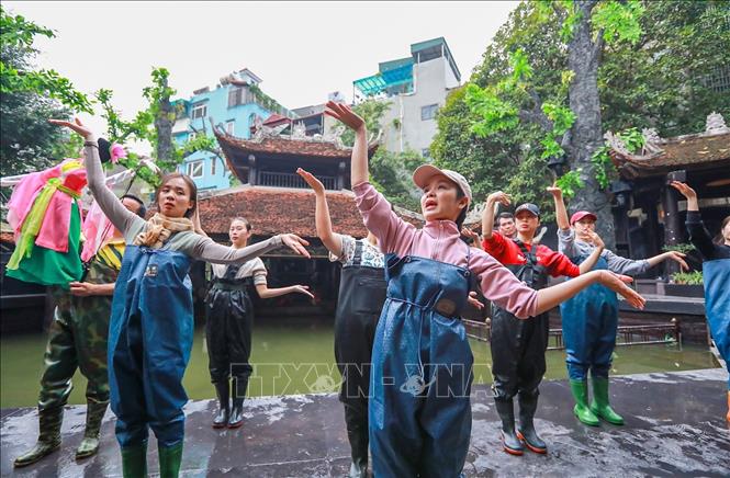 Một buổi tập luyện của các nghệ sĩ Nhà hát múa rối Việt Nam. Ảnh: Khánh Hoà - TTXVN