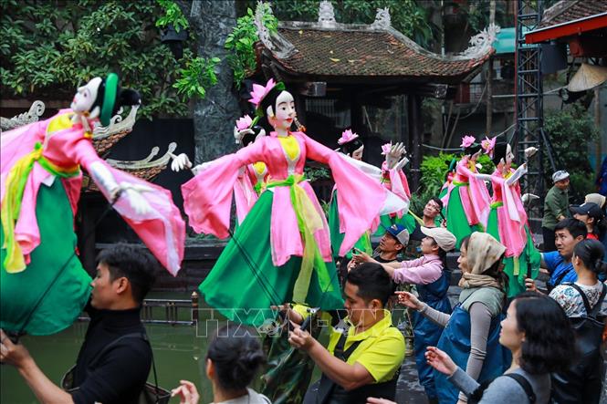 Một buổi tập luyện của các nghệ sĩ Nhà hát múa rối Việt Nam. Ảnh: Khánh Hoà - TTXVN